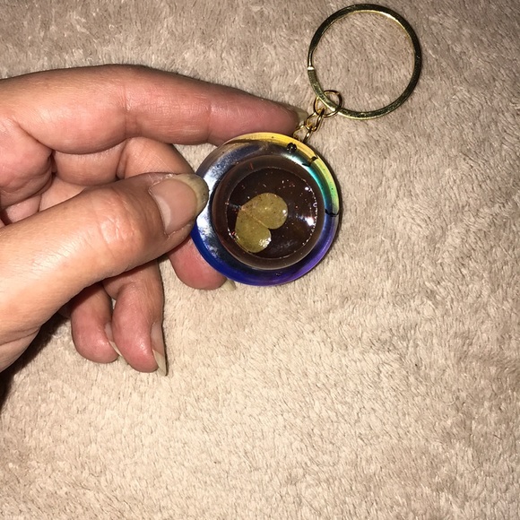 Custom epoxy mini mushroom keychain with clover 🍀 and my favorite leaf - Picture 4 of 7